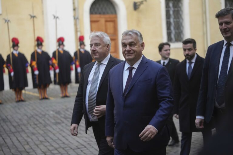 Pápež prijal vo Vatikáne Orbána, hovorili aj o Ukrajine