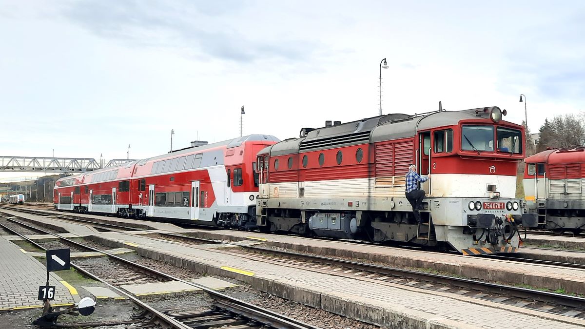 Vlak pôjde z Nitry do Bratislavy každé dve hodiny a v rovnakých intervaloch aj smerom naspäť. Na fotografii vlak z Nitry do Bratislavy. Foto: Jozef Uhlárik