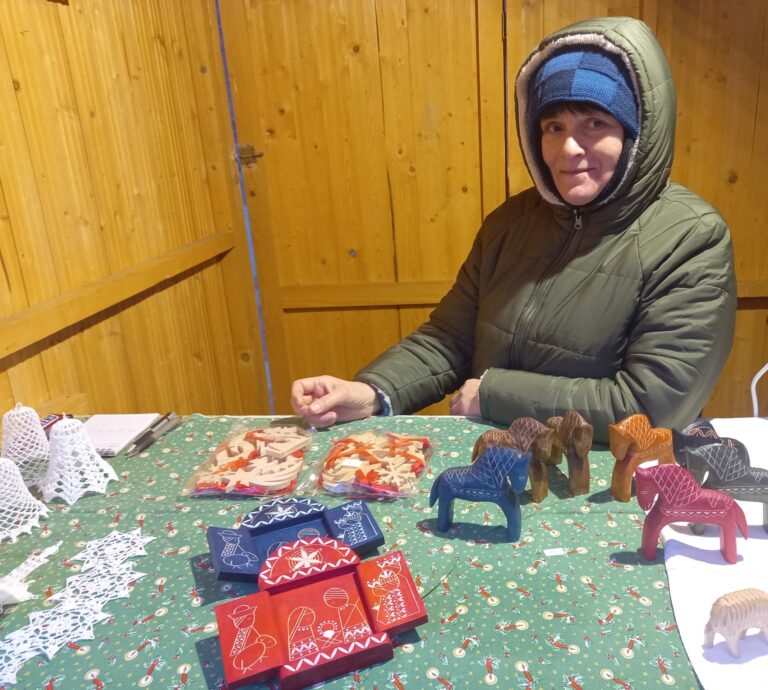 Rezbárka Majerská svoje výrobky predáva na rôznych jarmokoch i vianočných trhoch. Foto: Mário Kaprálik