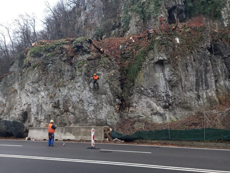 Pri Banskej Bystrici začali so sanáciou nebezpečného svahu, ktorý ohrozoval vodičov