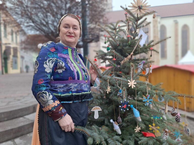 Pani Eva Hrabková z Hanisky pri Prešove ručne vyšíva repliky krojov a čepcov. Zachováva tak tradíciu, ktorú zanechali predkovia. Foto: redakcia