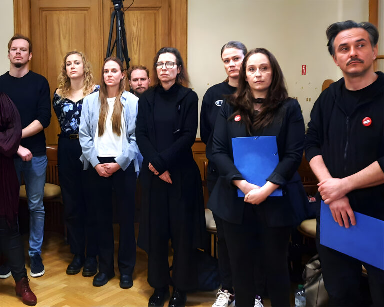 Členovia umeleckého súboru DAB v Nitre netrpezlivo čakali ako o novom riaditeľovi rozhodnú nitrianski župní poslanci. Veronika Moravčíková (druhá sprava) napokon ich hlasy dostala. Foto: Jozef Uhlárik / Pôvodný fotografický materiál bol citlivo upravený umelou inteligenciou.