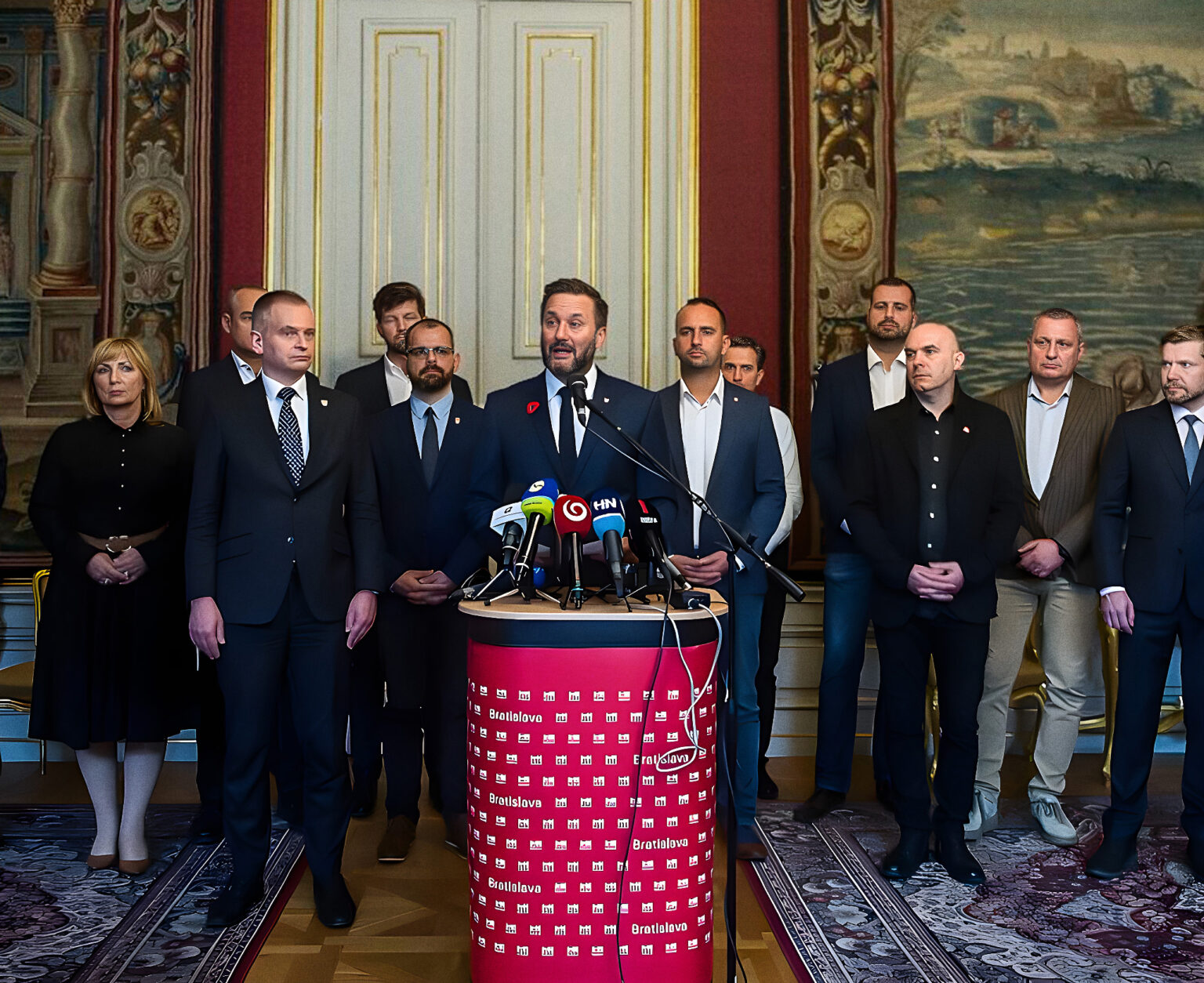 Primátor Bratislavy Matúš Vallo a starostovia mestských častí. Foto: Jakub Kotian/TASR / Pôvodný fotografický materiál bol citlivo upravený umelou inteligenciou.