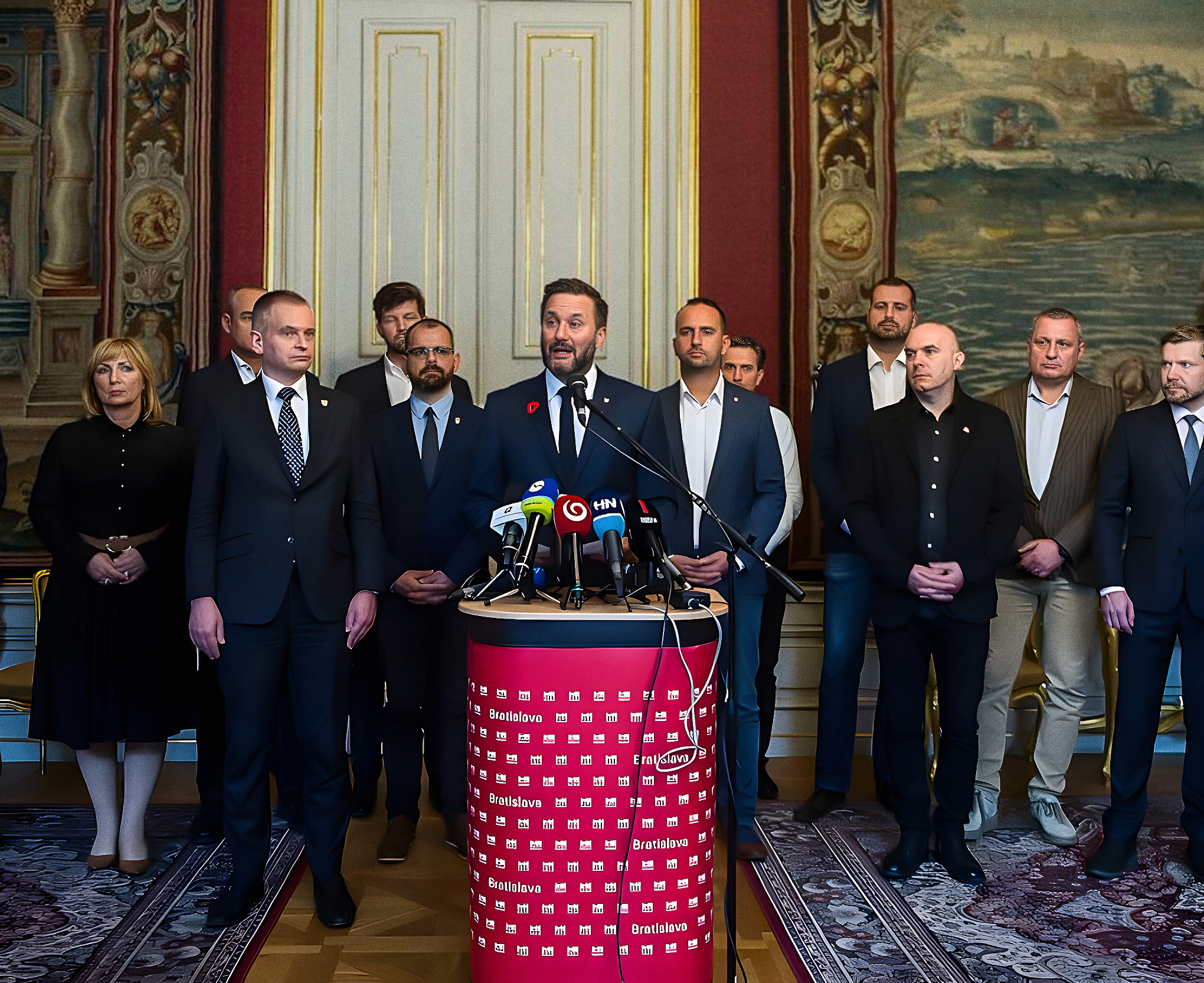 Bratislava má rozpočet. Mestským častiam uberie na daniach, hore však pôjdu lístky na MHD