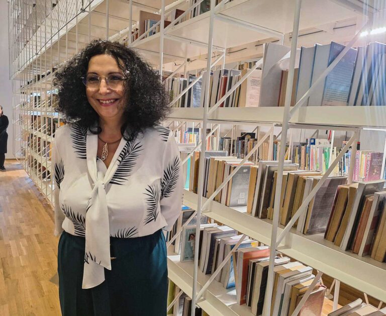 Spokojná autorka nápadu a riaditeľka knižnice Iveta Hurná. Foto: redakcia