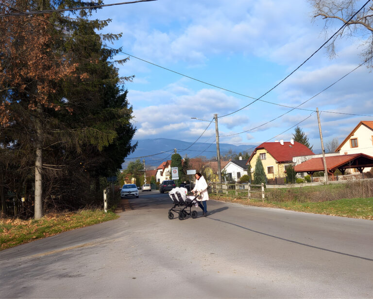 Logistické centrum má vyrásť v susedstve domov obce Príbovce. Foto: Mário Kaprálik / Pôvodný fotografický materiál bol citlivo upravený umelou inteligenciou