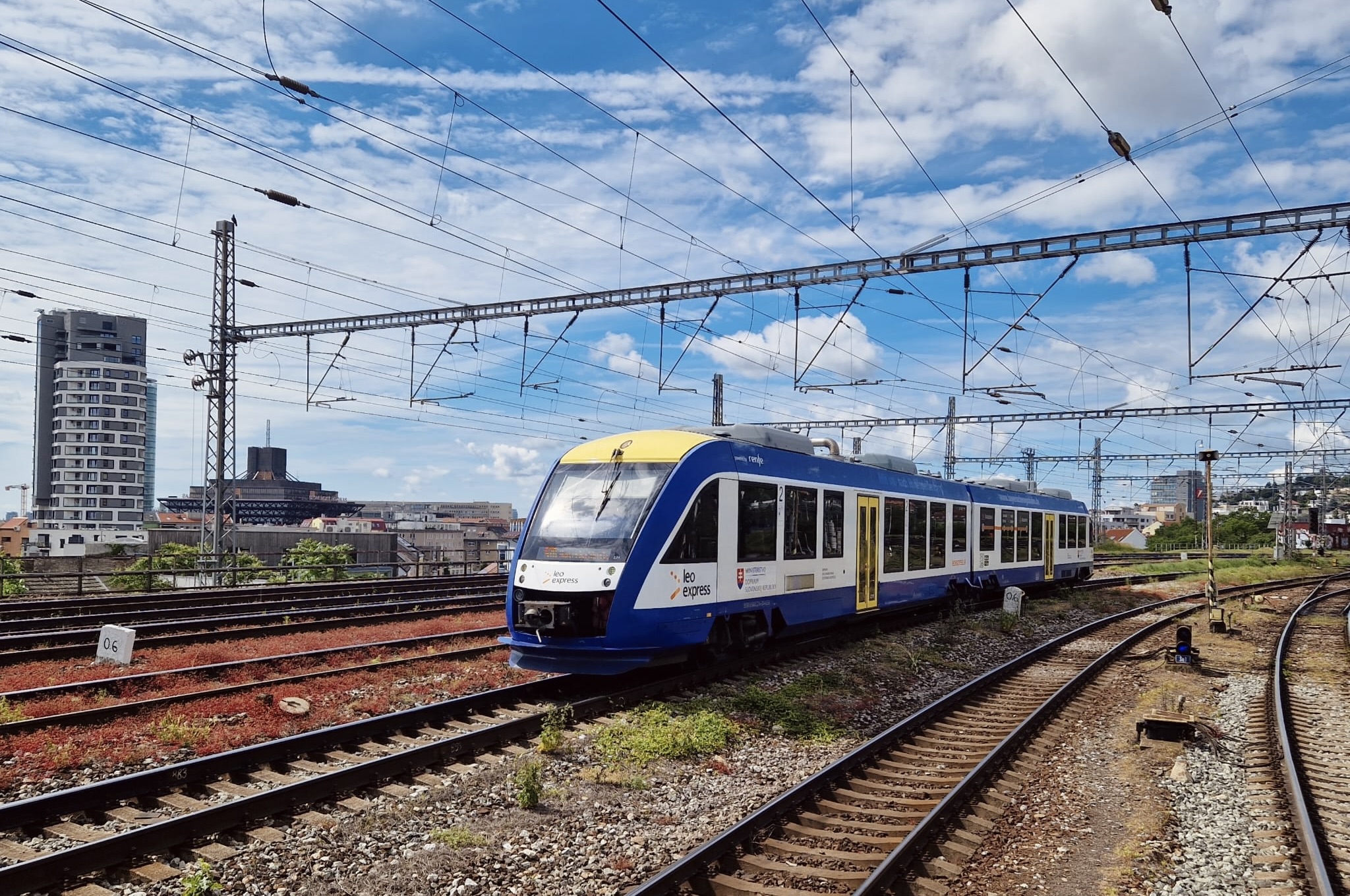 Jednokoľajka v Podunajsku už vlakom nestačí. Meškania má znížiť vyššia kapacita trate