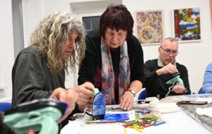 Enkaustika je pozitívna závislosť, tvrdí lektorka maľby žehličkou