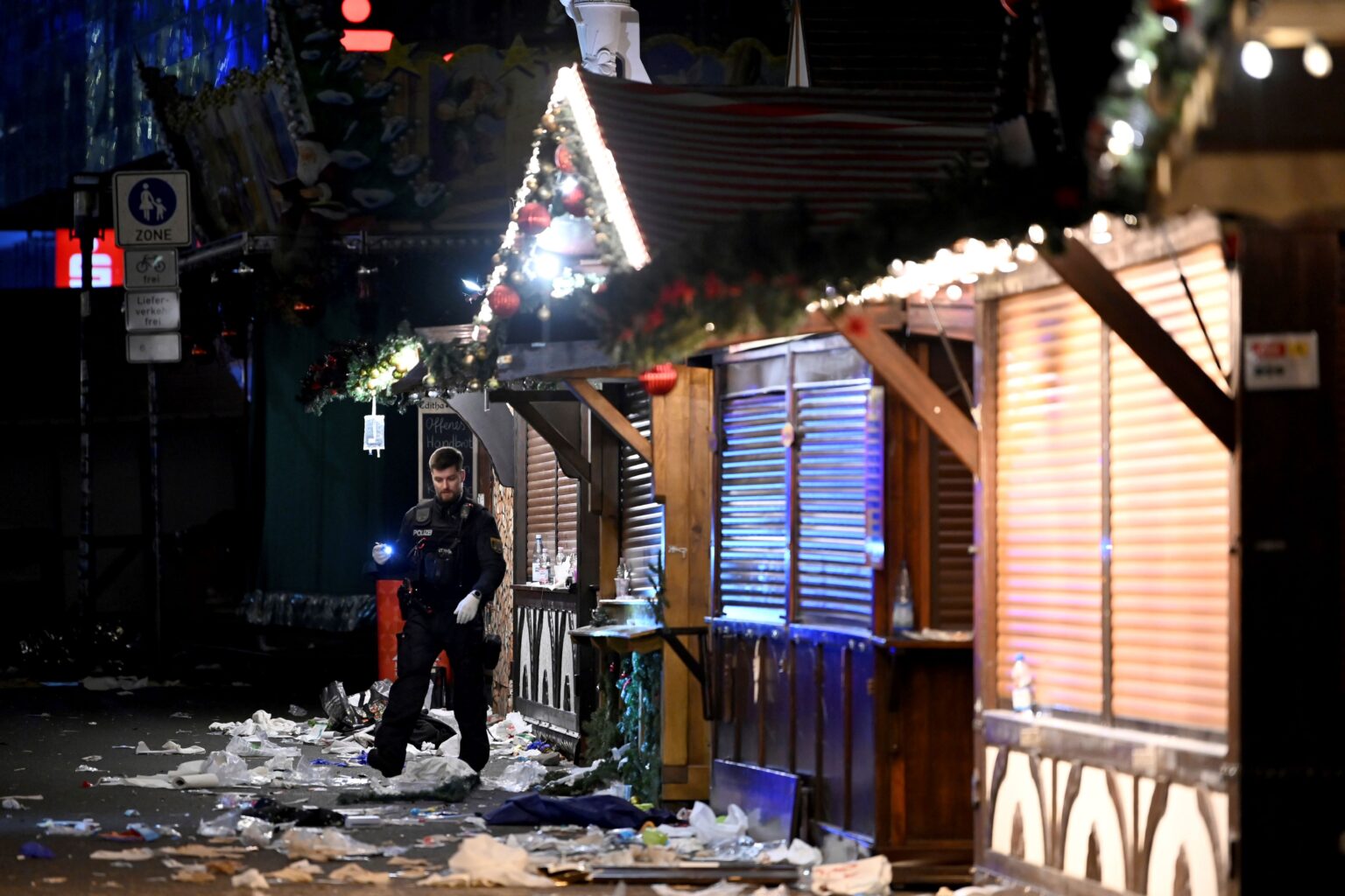 Policajt na mieste útoku. Foto: TASR/Heiko Rebsch/dpa via AP