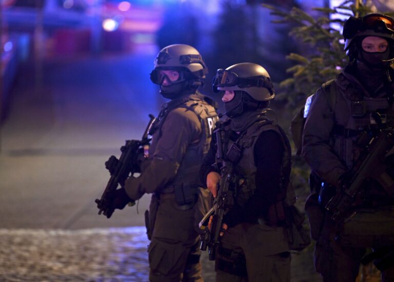 Špeciálne policajné jednotky na vianočných trhoch v Magdeburgu. Foto: TASR/AP