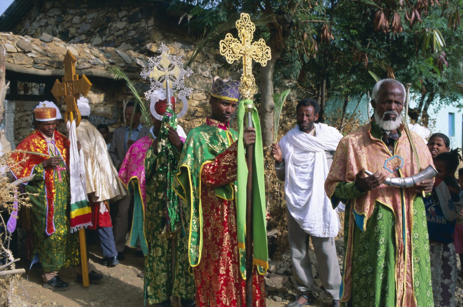 Procesia kresťanských mužov a krížov, Rameaux Festival, Axoum, Tigre Region, Etiópia, Afrika. Foto: Robert Harding Productions / robertharding / Profimedia