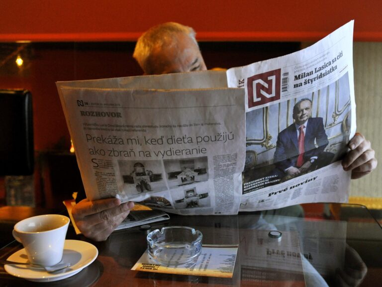 Muž číta Denník N. Foto: Koller Jan/ČTK/ Profimedia.sk