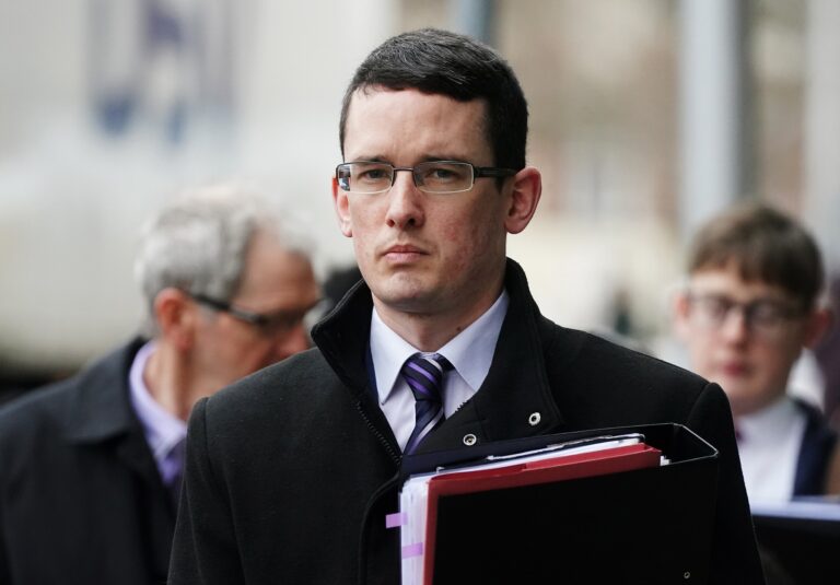 Írsky učiteľ, ktorý nechcel onikať študentovi, je na slobode