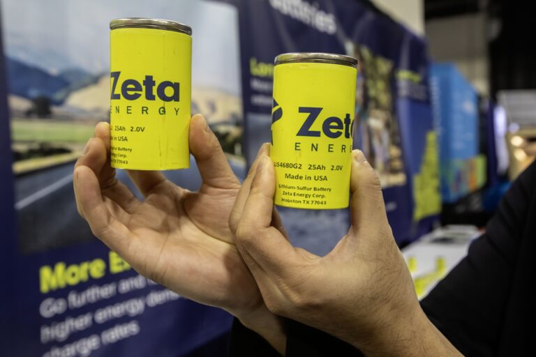 Lítium-sírové články od Zeta Energy.  Foto: Jim West / Zuma Press / Profimedia