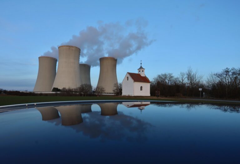 Umelá inteligencia prudko zvýši globálny dopyt po elektrine, varuje agentúra IEA