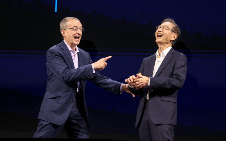 CEO Intelu Pat Gelsinger (vľavo) so šéfom Asusu Jonneyom Shinom Foto: I-Hwa CHENG / AFP / AFP / Profimedia