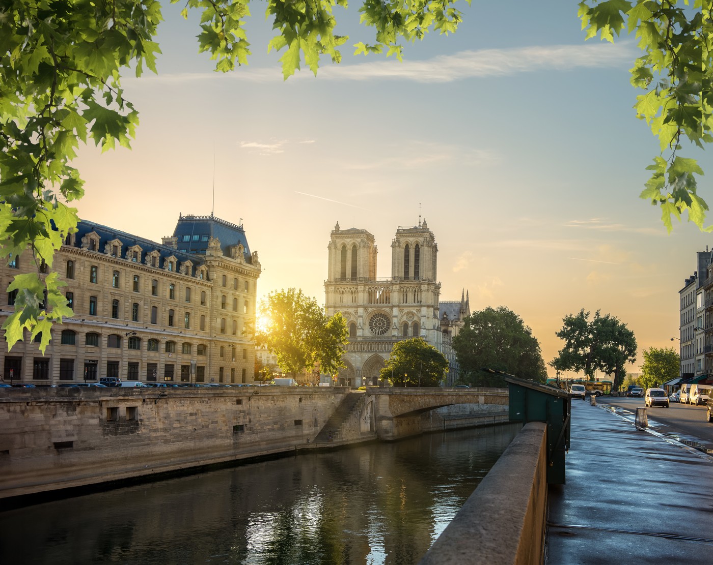 Devastáciu okolia katedrály Notre-Dame čiastočne stopli. Obavy však ostávajú