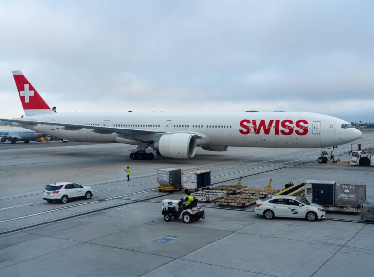 Po núdzovom pristátí švajčiarskeho lietadla zomrel v nemocnici stevard