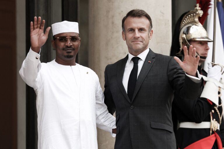 Francúzsky prezident Emmanuel Macron prijíma prezidenta Čadu Mahamata Idrissa Débyho na bilaterálnom stretnutí v rámci 45. samitu frankofónie v Elyzejskom paláci v Paríži 3. októbra 2024. Zdroj: Stephane Lemouton / Bestimage / Profimedia