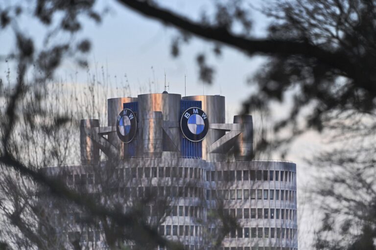 Nemecká automobilka odhalila anomálie pri vývoze áut do Ruska. Firma zastavila predaj