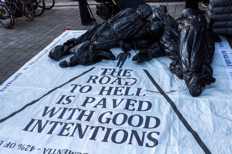 Protest pred budovou parlamentu v Londýne. Foto: Avpics / Alamy / Alamy / Profimedia