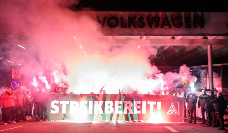 Štark pracovníkov Volkswagenu v nemeckom meste Zwickau. Foto: HENDRIK SCHMIDT / DPA / dpa Picture-Alliance via AFP / Profimedia
