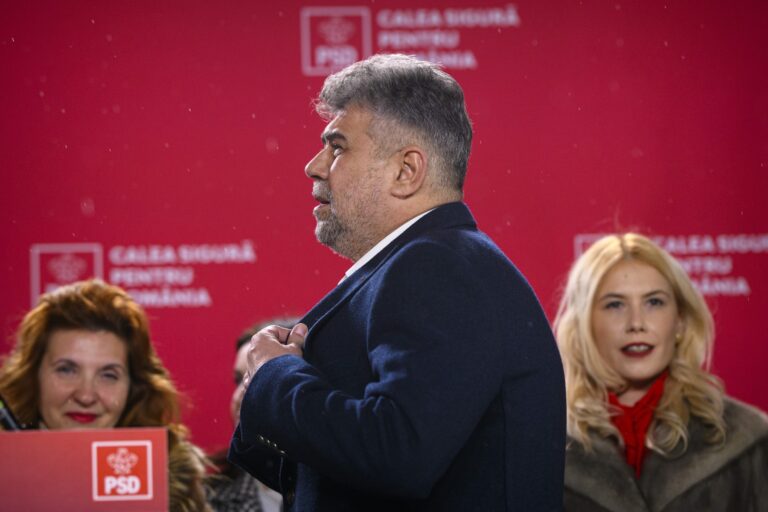 Rumunský premiér Marcel Ciolacu zo Sociálnodemokratickej strany (PSD) sleduje výsledky parlamentných volieb v Bukurešti v nedeľu 1. decembra 2024. Foto: ČTK / AP / Alexandru Dobre