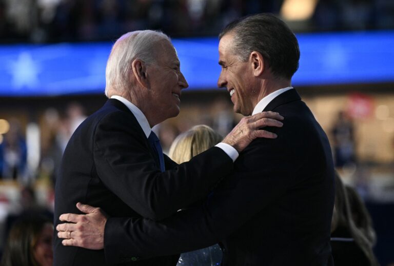 Prezident USAJoe Biden a jeho syn Hunter Biden sa objímajú na pódiu na záver prvého dňa Demokratického národného zhromaždenia (DNC) v United Center v Chicagu, Illinois, 19. augusta 2024. Foto: Brendan SMIALOWSKI / AFP / AFP / Profimedia