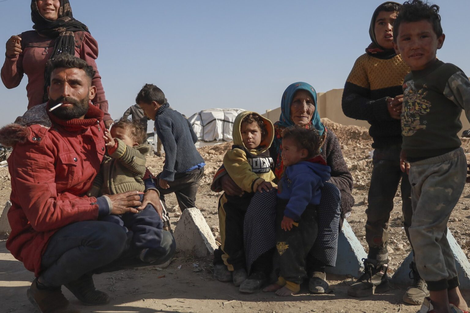 Vnútorne vysídlení ľudia sedia v stredu 4. decembra 2024 v tábore v meste Tabqa, guvernorát Rakka, severná Sýria. Zdroj: ČTK / AP / Hogir El Abdo