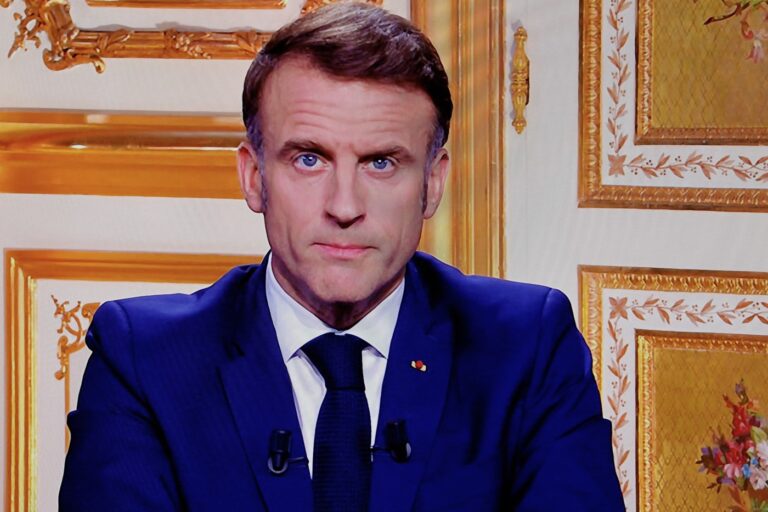 Macron po páde vlády vyhlásil, že zotrvá vo funkcii až do roku 2027