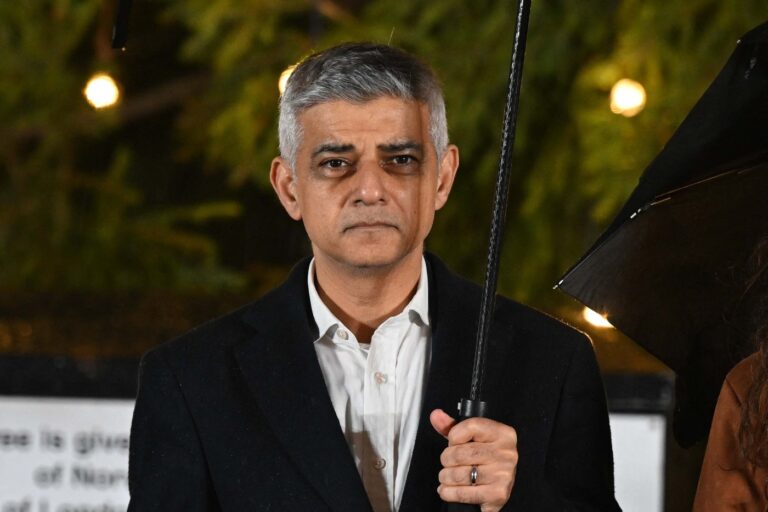 Sadiq Khan sa stane rytierom. Londýnskeho starostu má na titul navrhnúť premiér