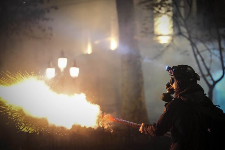 Demonštrant odpaľuje zábavnú pyrotechniku počas protestu proti rozhodnutiu vlády pozastaviť rokovania o vstupe do Európskej únie v gruzínskom Tbilisi v sobotu 7. decembra 2024. Zdroj: ČTK / AP / Pavel Bednyakov