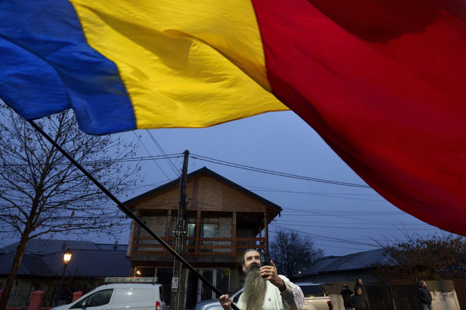 Rumunský volič s vlajkou. Foto: ČTK / AP / Andreea Alexandru
