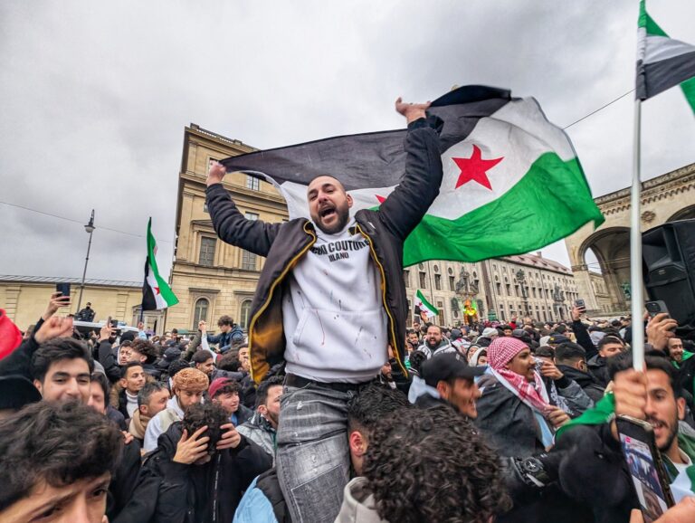 Tisícky Sýrčanov oslavovali vlani v Mníchove pád Asadovho režimu v Sýrii po dramatickom a rýchlom vzostupe islamistických povstalcov HTS, 8. decembra 2024, Mníchov, Nemecko. Zdroj: Sachelle Babbar / Zuma Press / Profimedia