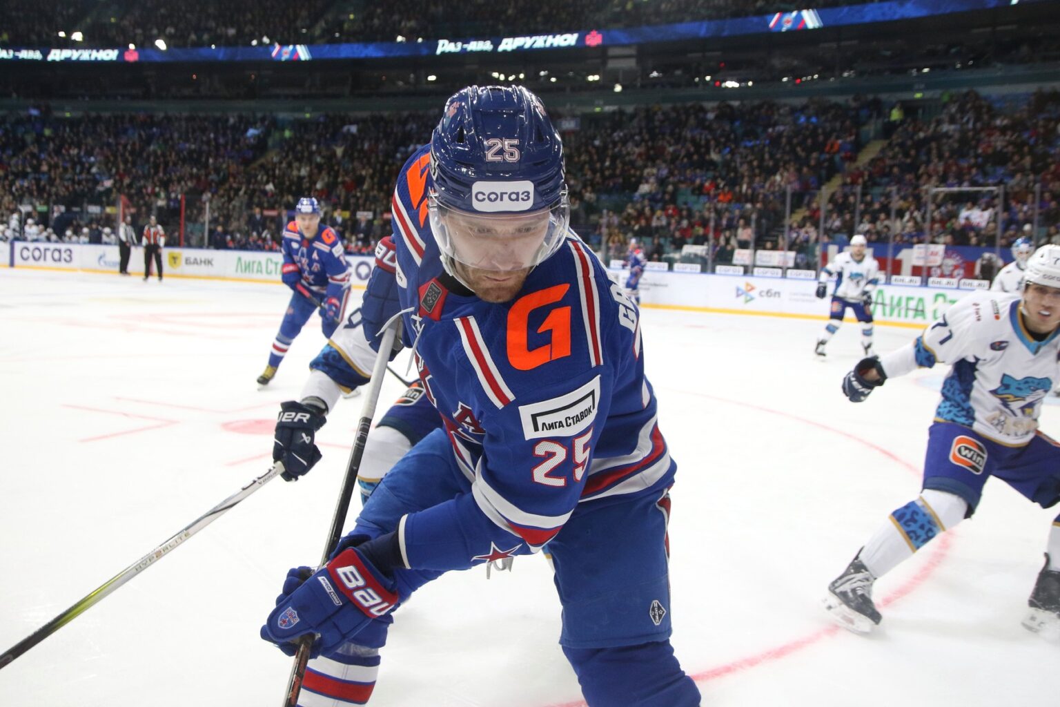 Ilustračné foto: Michail Grigorenko počas zápasu KHL Petrohrad - Kazaň. Foto: SOPA Images / ddp USA / Profimedia