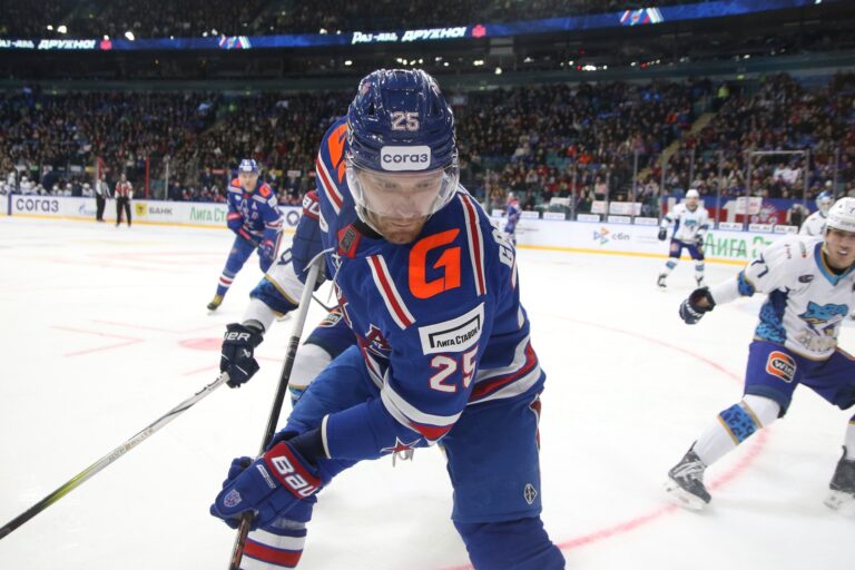 Ilustračné foto: Michail Grigorenko počas zápasu KHL Petrohrad - Kazaň. Foto: SOPA Images / ddp USA / Profimedia