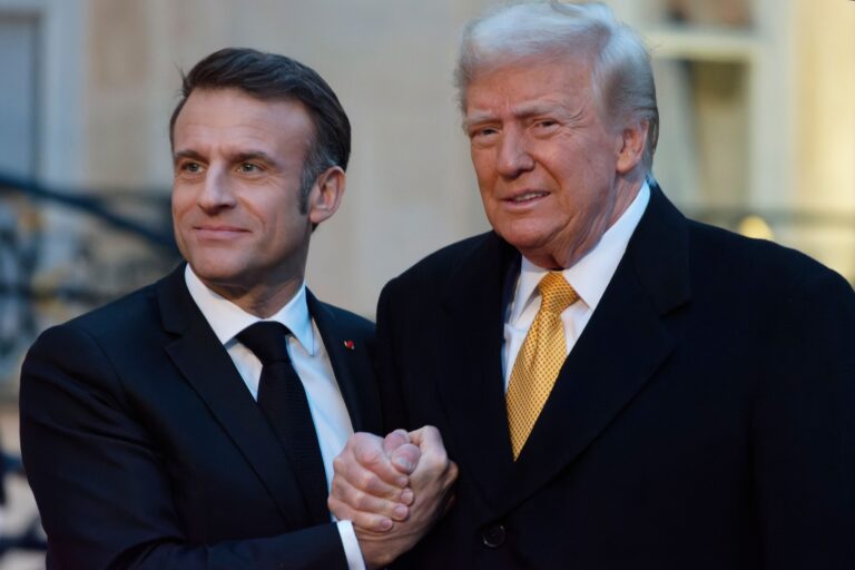 Francúzsky prezident Emmanuel Macron víta novozvoleného prezidenta Spojených štátov Donalda Trumpa pred bilaterálnymi rozhovormi v Paríži 7. decembra 2024.
Zdroj: Daniel Pier/NurPhoto/Shutterstoc / Shutterstock Editorial / Profimedia