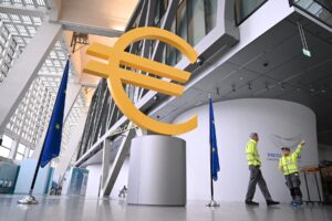 Euro krajiny eurozóny nezbližuje, dokonca medzi nimi môže prehlbovať priekopy