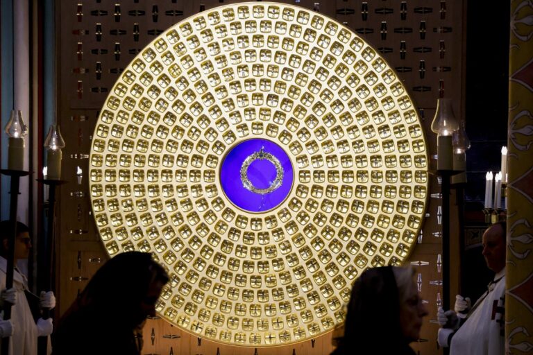 Relikvia Kristovej tŕňovej koruny sa po požiari vrátila do katedrály Notre-Dame