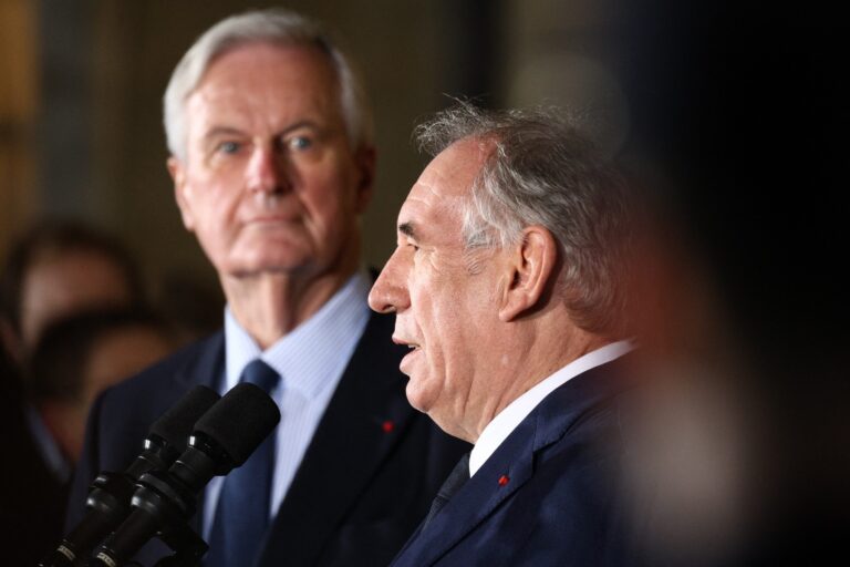 Odchádzajúci francúzsky premiér Michel Barnier a novovymenovaný premiér Francois Bayrou počas slávnostného odovzdávania úradu na nádvorí hotela Matignon, oficiálneho sídla francúzskych premiérov, 13. decembra 2024 v Paríži. Zdroj: Lafargue Raphael /ABACA / Abaca Press / Profimedia