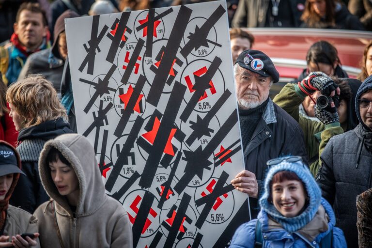Výtvarník Rudo Sikora počas protestu pred rokovaním rady FPU. Fotot:  Jozef Jakubčo / Petit Press / Profimedia
