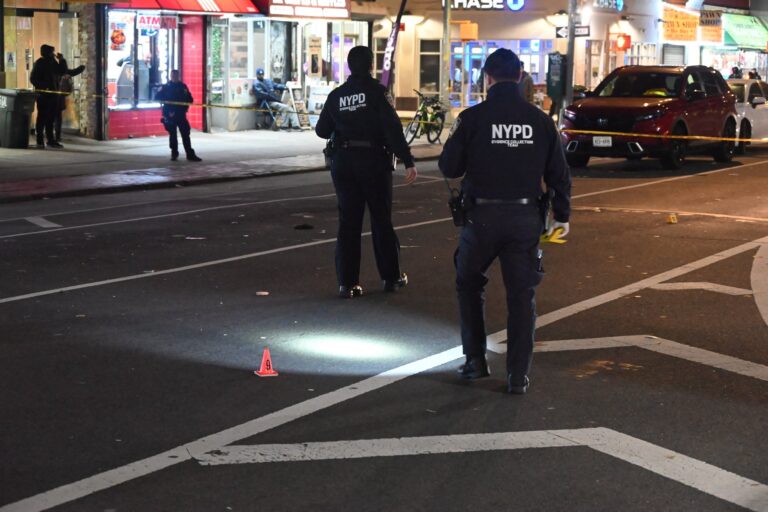 Dvaja útočníci v newyorskom obchode postrelili šesť osôb vrátane 12-ročného dievčaťa