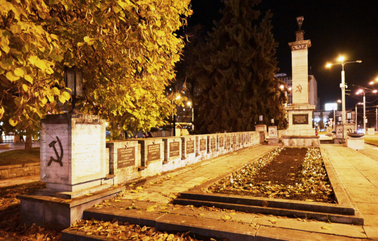 Komunistické symboly na pamätníku v Košiciach opäť poškodili