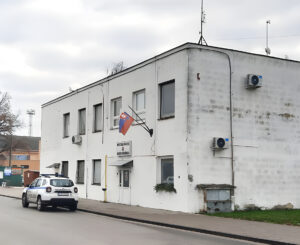 Mestskí policajti v Komárne majú na autách majáky bez povolenia, chýbajú im aj psychotesty