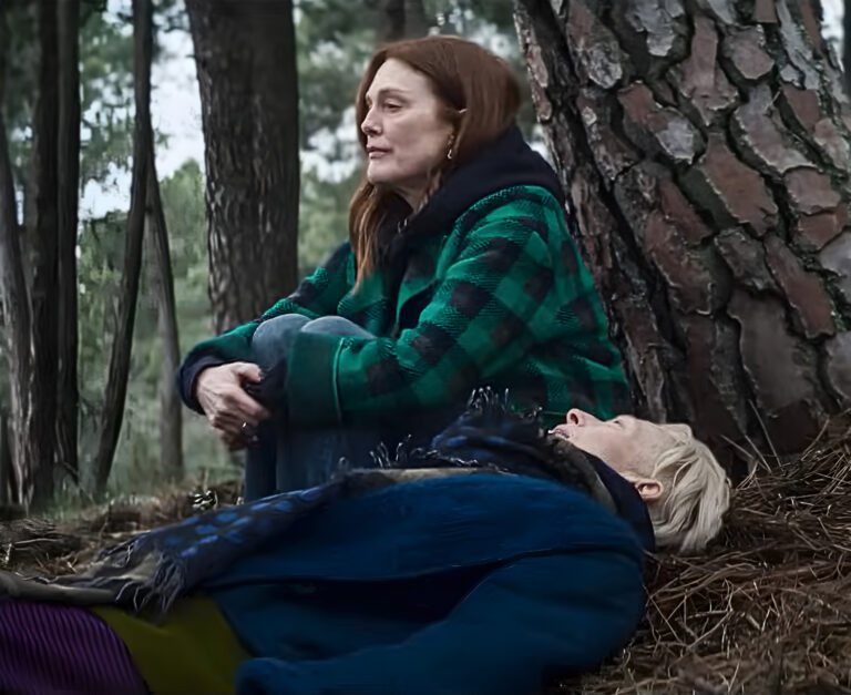Ingrid (Julianne Moore) a Martha (Tilda Swinton) vo filme Vedľajšia izba. Reprofoto:YouTube / Pôvodný fotografický materiál bol citlivo upravený umelou inteligenciou