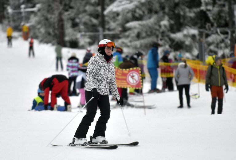 Lyžiari na svahu, ilustračná fotografia. Foto: Roman Hanc/TASR