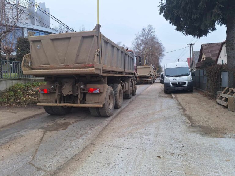Situácia je nepríjemná, denne sa obytnou ulicou preženú desiatky nákladných áut. Foto: redakcia
