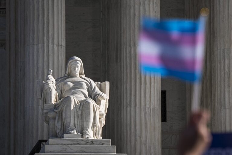 Trans vlajka pred budovou Najvyššieho súdu v čase pojednávania v prípade Spojené štáty v. Skrmetti v stredu, 4. decembra 2024. Foto: ČTK / AP / Angelina Katsanis / Profimedia