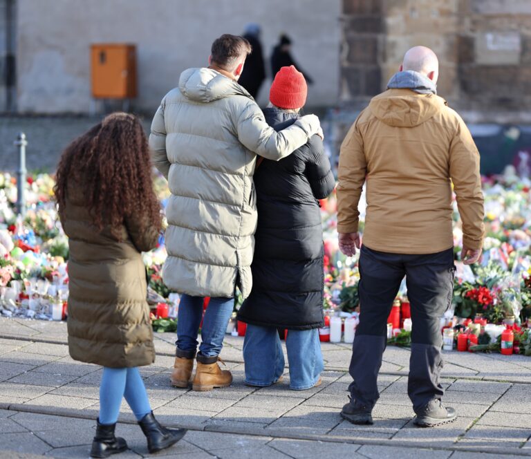Ľudia stoja pred kostolom sv. Jána (Johanneskirche), kde je pietne miesto za obete útoku, ktorí prišli o život na vianočných trhoch v nemeckom meste Magdeburg. Foto: TASR/AP