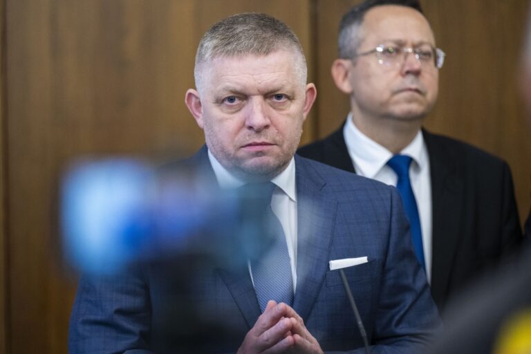 Robert Fico a Ladislav Kamenický. Foto: Jakub Kotian/TASR